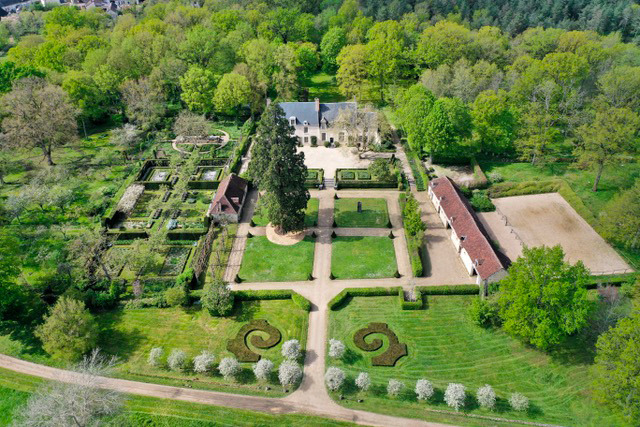 https://espace-ptl.ancv.com/appli/butterfly/data/medias_PA/PHOTOS/674096001001/674096001001dRLKRHAXpV-Domaine de Poulaines Drone - ©PierreHolley.jpg
